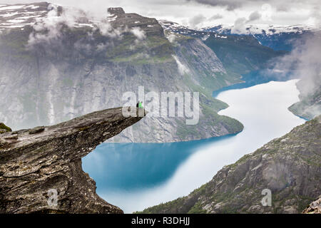 Beau paysage norvégien avec montagnes sur la façon de le trolltunga Banque D'Images