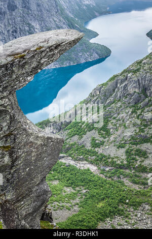 Beau paysage norvégien avec montagnes sur le chemin de trolltunga Banque D'Images