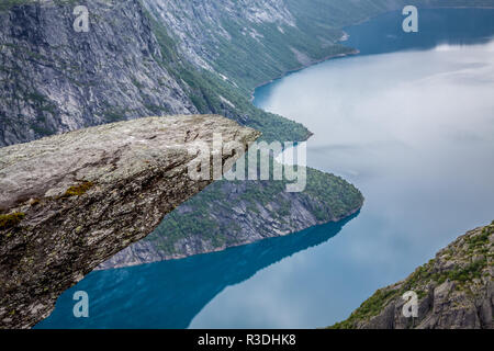 Beau paysage norvégien avec montagnes sur la façon de le trolltunga Banque D'Images