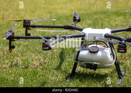 Thessalonique, Grèce - 21 juin 2018 : l'agriculture professionnelle sur le drone champ vert au cours de la pré-préparation du vol Banque D'Images