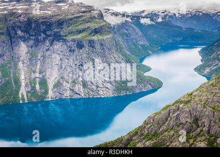 Beau paysage norvégien avec montagnes sur le chemin de trolltunga Banque D'Images