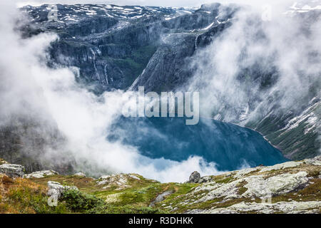 Beau paysage norvégien avec montagnes sur le chemin de trolltunga Banque D'Images