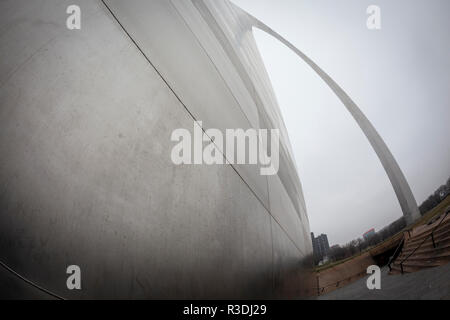 La Gateway Arch, un 630 pieds (192 m) monument à St Louis, Missouri, USA, l'écran le plus grand du monde. Banque D'Images