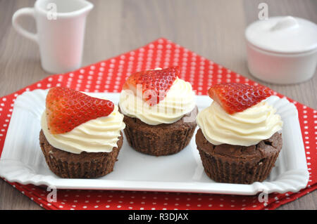 Cupcakes au chocolat et aux fraises Banque D'Images