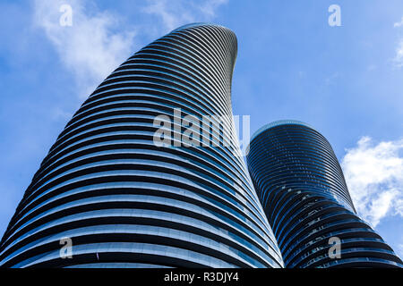 Toronto, Canada - le 21 novembre 2018 : Deux tours de condos en absolu, ces tours d'Mississauga condos ont été construit en 2007 par Fernbrook Homes. Loca Banque D'Images