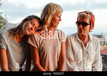 Trois générations de femmes attrayants d'une famille ensemble sur la terrasse d'été. Authentique, sans fioritures, unplugged. Banque D'Images