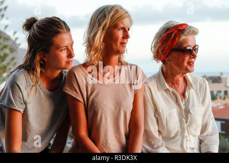 Trois générations de femmes attrayants d'une famille ensemble sur la terrasse d'été. Authentique, sans fioritures, unplugged. Banque D'Images