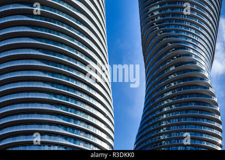 Toronto, Canada - le 21 novembre 2018 : Deux tours de condos en absolu, ces tours d'Mississauga condos ont été construit en 2007 par Fernbrook Homes. Loca Banque D'Images