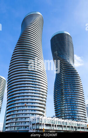 Toronto, Canada - le 21 novembre 2018 : Deux tours de condos en absolu, ces tours d'Mississauga condos ont été construit en 2007 par Fernbrook Homes. Loca Banque D'Images