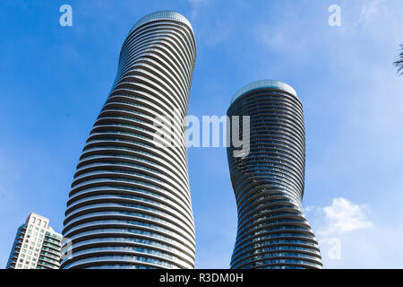 Toronto, Canada - le 21 novembre 2018 : Deux tours de condos en absolu, ces tours d'Mississauga condos ont été construit en 2007 par Fernbrook Homes. Loca Banque D'Images