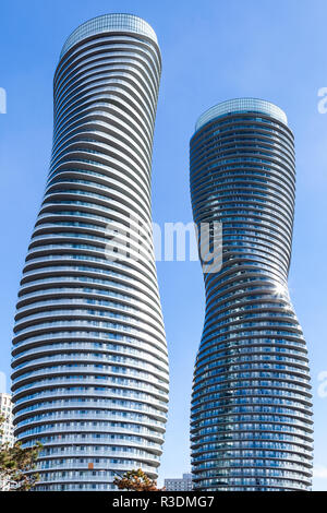 Toronto, Canada - le 21 novembre 2018 : Deux tours de condos en absolu, ces tours d'Mississauga condos ont été construit en 2007 par Fernbrook Homes. Loca Banque D'Images