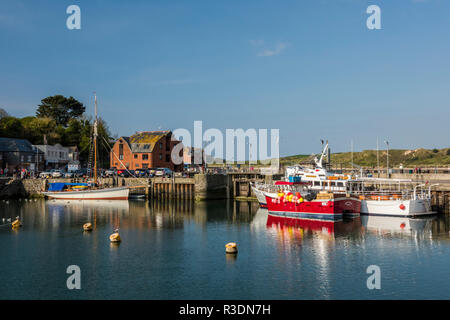 Hausse des bateaux à l'ancre sur une journée ensoleillée au printemps à Padstow Harbour, Cornwall, Angleterre Banque D'Images