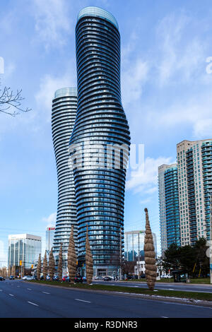 Toronto, Canada - le 21 novembre 2018 : Deux tours de condos en absolu, ces tours d'Mississauga condos ont été construit en 2007 par Fernbrook Homes. Loca Banque D'Images