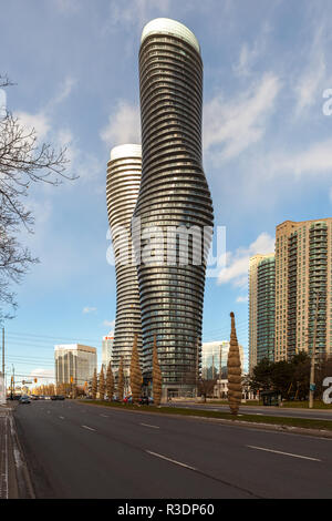 Toronto, Canada - le 21 novembre 2018 : Deux tours de condos en absolu, ces tours d'Mississauga condos ont été construit en 2007 par Fernbrook Homes. Loca Banque D'Images