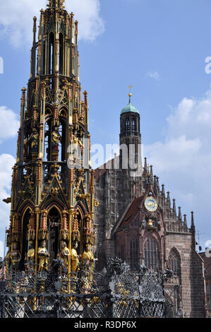 Belle fontaine et l'église Frauenkirche à Nuremberg Banque D'Images