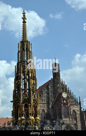 Belle fontaine et l'église Frauenkirche à Nuremberg Banque D'Images