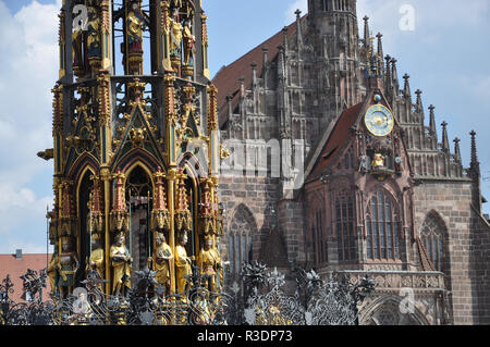 De belles fontaines et de la Frauenkirche de Nuremberg Banque D'Images