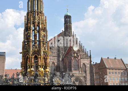 De belles fontaines et de la Frauenkirche de Nuremberg Banque D'Images