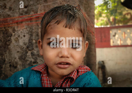 Little Indian boy smiling dans son jardin. Rishikesh, Inde Banque D'Images