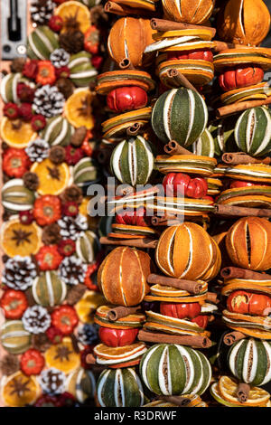 Fruits secs Noël guirlandes en vente au marché de Noël de Bath, Bath, Angleterre Banque D'Images