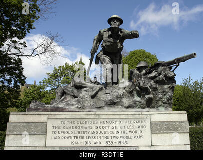 Cette audacieuse, et dramatique, war memorial est dédié à tous les membres de l'Camerounais, (Scottish Rifles), qui sont morts dans les deux guerres mondiales et est situé dans le parc de Kelvingrove, à Glasgow, en Écosse. Banque D'Images