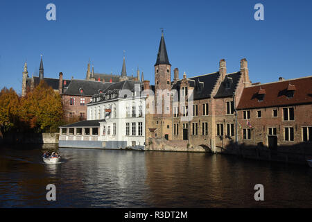 Bruges (Brugge), des bateaux de tourisme canal Belgique Banque D'Images