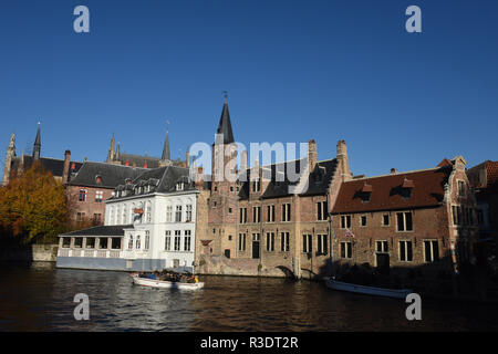 Bruges (Brugge), des bateaux de tourisme canal Belgique Banque D'Images