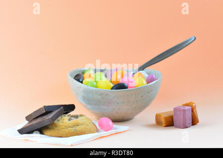 Une photo en gros plan d'un repas composé de quelques haricots jelly mixte, bonbons et biscuits. Concept de mauvaise alimentation Banque D'Images