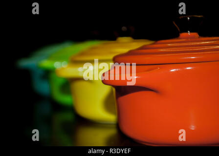 Quatre bols colorés et dynamiques dans une rangée Banque D'Images