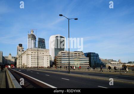 Le Pont de Londres, UK, avec les piétons, regardant vers la ville Banque D'Images