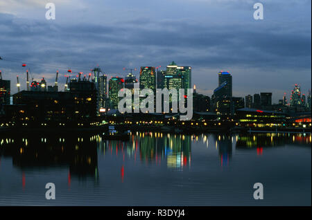 Canary Wharf sur l'Isle of Dogs, au crépuscule, du Royal Victoria Dock, East London UK Banque D'Images