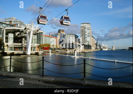 Unis Cable Car crossing au Royal Victoria Dock, East London UK Banque D'Images