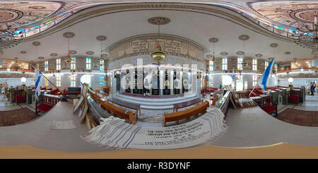 Vue panoramique à 360° de La Torah ou Djerba ou synagogue, une synagogue tunisienne à Acre, Israël, couverts de millions de mosaïques à l'intérieur, 140 vitraux, une coupole.