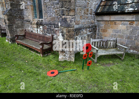 Les coquelicots du Jour du souvenir au St Michael et Tous les Anges, Linton, North Yorkshire, UK Banque D'Images