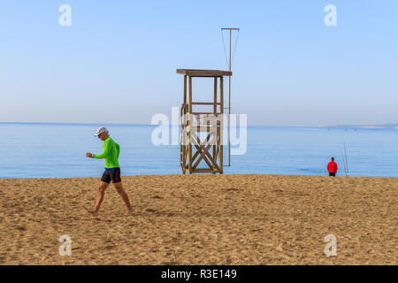 Homme qui court sur la plage, Playa de Palma, Majorque, Espagne Banque D'Images