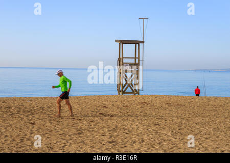 Homme qui court sur la plage, Playa de Palma, Majorque, Espagne Banque D'Images