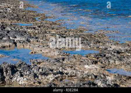 Fragment de la pierre et les eaux de la mer Méditerranée. Chypre Banque D'Images