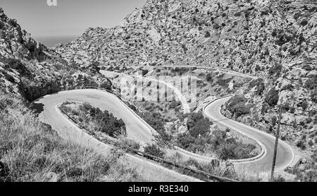 Image noir et blanc d'une route de montagne sinueuse, Mallorca, Espagne. Banque D'Images