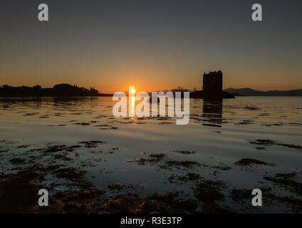 Château de Stalker, Appin, Highlands, en Écosse, au coucher du soleil en silhouette Banque D'Images