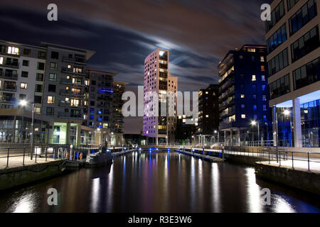 Clarence Dock à Leeds, West Yorkshire de nuit. Banque D'Images