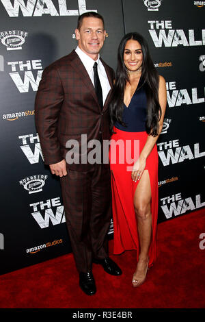 NEW YORK, NY - 27 avril : John Cena et Nikki Bella assister à "Le Mur" en première mondiale au Théâtre Royal Union Square, stade 14 le 27 avril 2017, dans la ville de New York. (Photo par Steve Mack/S.D. Mack Photos) Banque D'Images