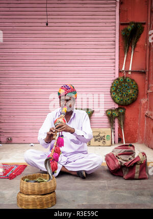 Un charmeur de serpent dans les rues de la ville rose, Jaipur, Rajasthan, Inde Banque D'Images