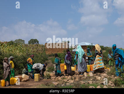 Peuple éthiopien, le pompage de l'eau dans un puits, Harari, Harar, Éthiopie Région Banque D'Images