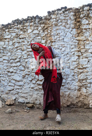 Sufi femme avec un voile rouge, en transe au cours d'une cérémonie musulmane, Harari, Harar, Éthiopie Région Banque D'Images