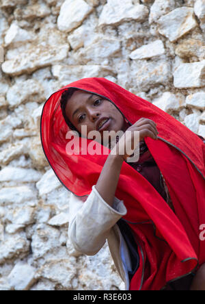 Sufi femme avec un voile rouge, en transe au cours d'une cérémonie musulmane, Harari, Harar, Éthiopie Région Banque D'Images