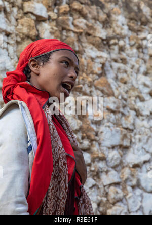 Sufi femme avec un voile rouge, en transe au cours d'une cérémonie musulmane, Harari, Harar, Éthiopie Région Banque D'Images