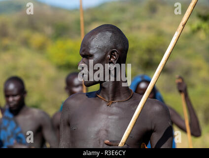 Au cours d'un guerrier de la tribu Suri au bâton donga rituel, vallée de l'Omo, Kibish, Ethiopie Banque D'Images