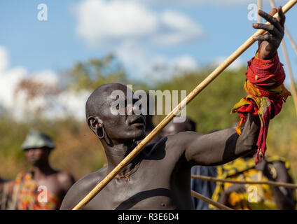 Au cours d'un guerrier de la tribu Suri au bâton donga rituel, vallée de l'Omo, Kibish, Ethiopie Banque D'Images