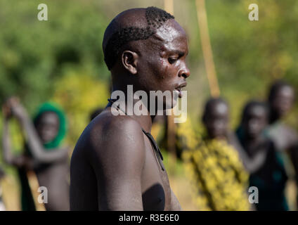 Au cours d'un guerrier de la tribu Suri au bâton donga rituel, vallée de l'Omo, Kibish, Ethiopie Banque D'Images
