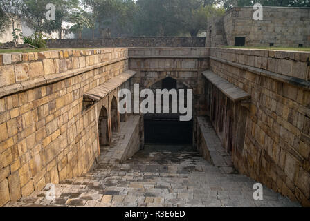 Un "Baoli' ou à épaulement et à 'Purana Qila' ou Vieux Fort Delhi Inde Banque D'Images